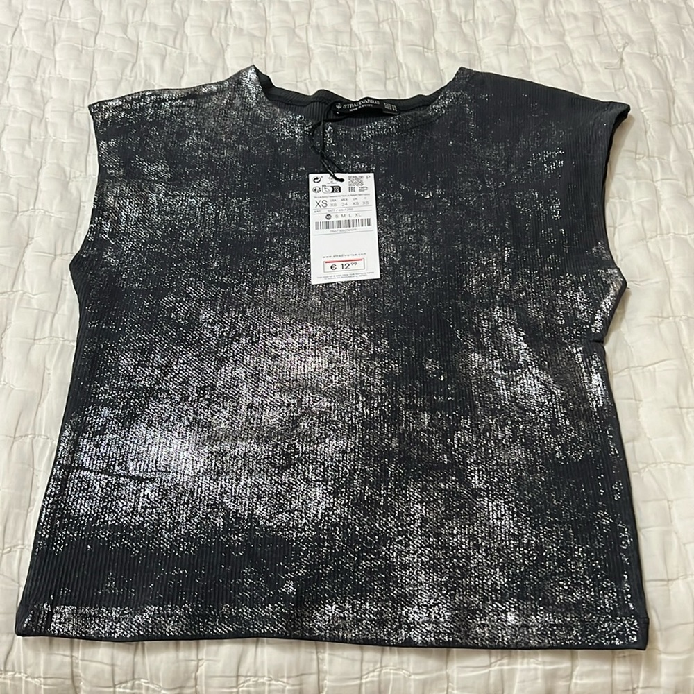 Black and silver Stradivarius T-shirt.